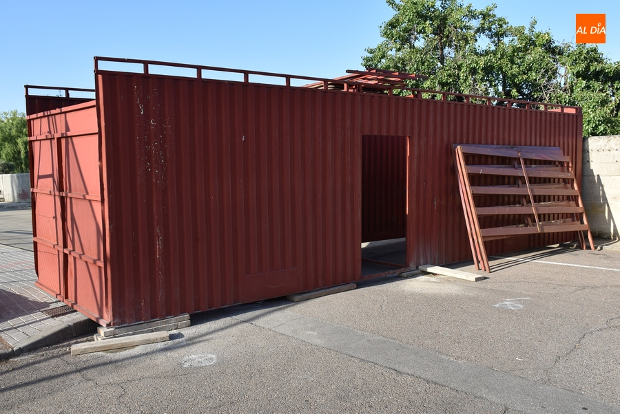 Empleados municipales dejan a punto el Barrio Nuevo para la cita taurina del sábado