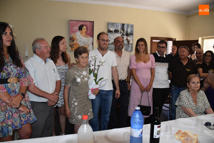 Basilia González recibe un homenaje en la parrillada festiva de la Avenida de España