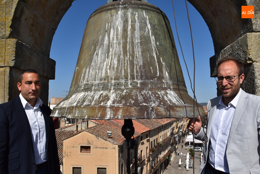 Eloy Ruiz visita la Casa Consistorial ejerciendo incluso de ‘manitas’