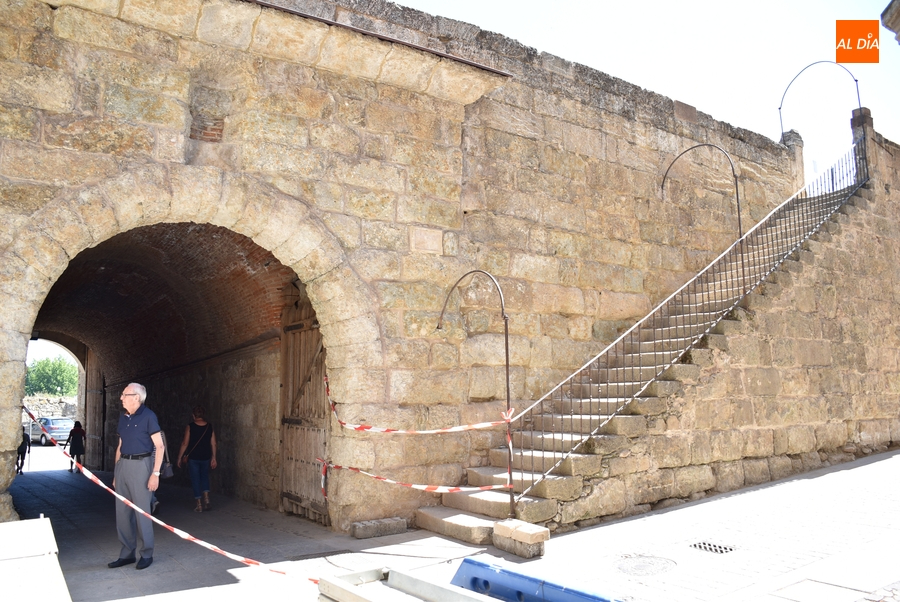 Retirado el andamiaje de la Puerta del Conde con adiós incluido a la Virgen que albergaba