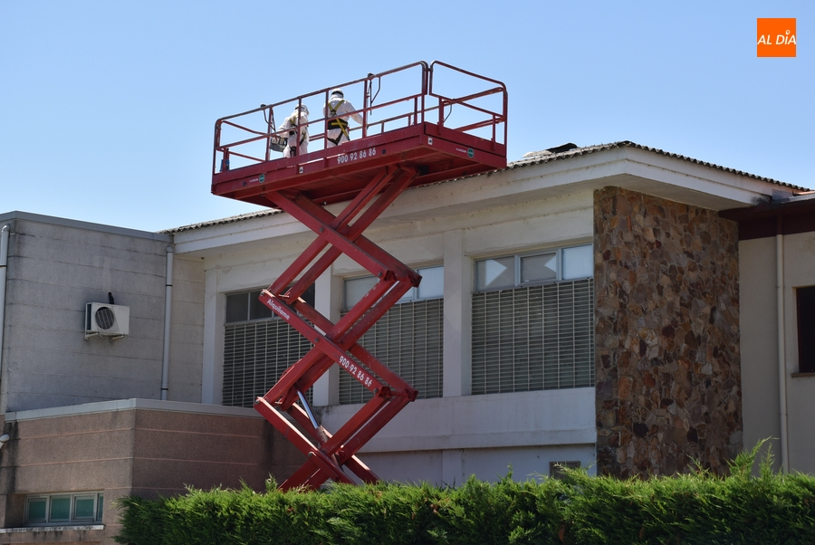 En marcha la 4ª y última fase de retirada de la cubierta de uralita del IES Tierra