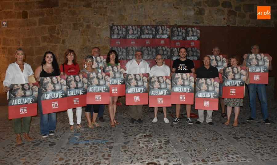 Únicamente el PSOE cumple con la tradición de la pegada de carteles a medianoche