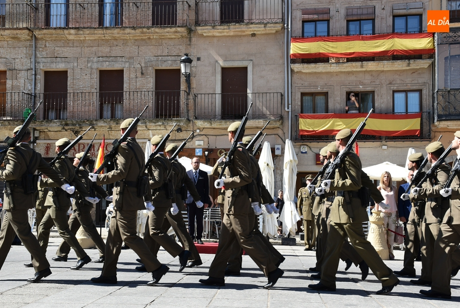 Llamamiento a colocar la bandera de España en balcones y ventanas para el desfile del lunes