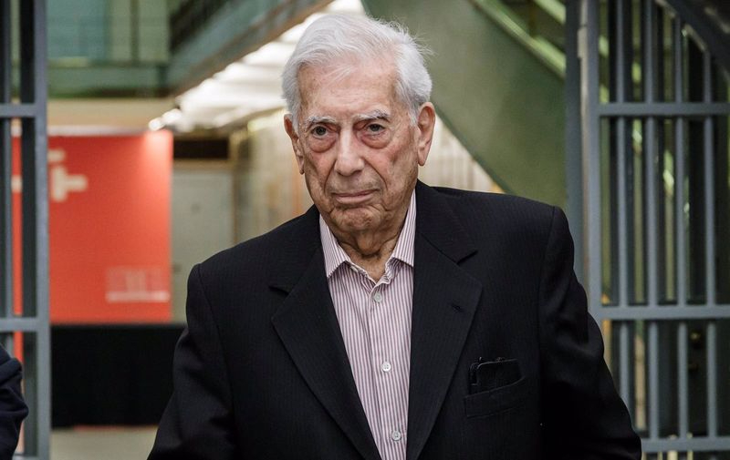 Mario Vargas Llosa, hospitalizado por Covid-19 