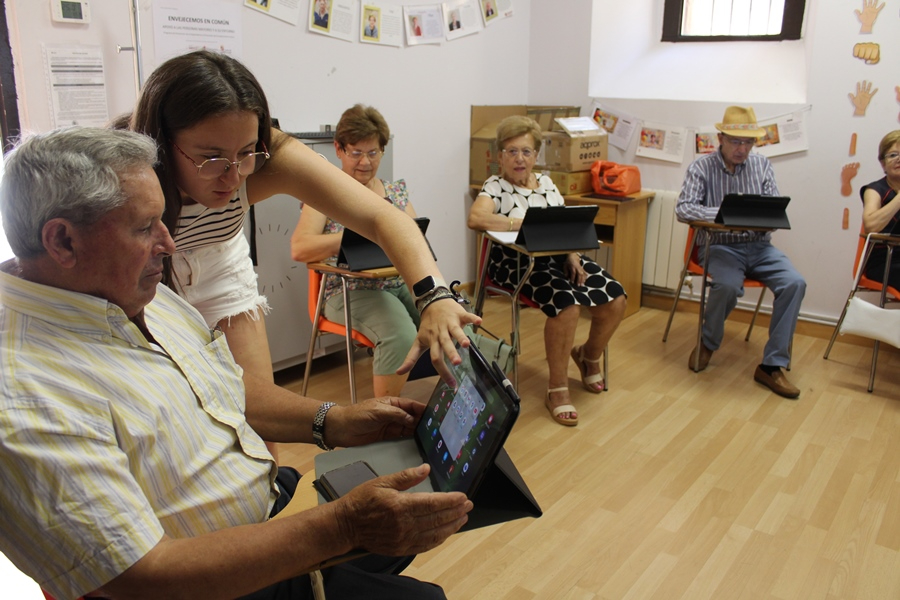 Diez personas mayores aprenden a manejar tablets gracias a Cáritas