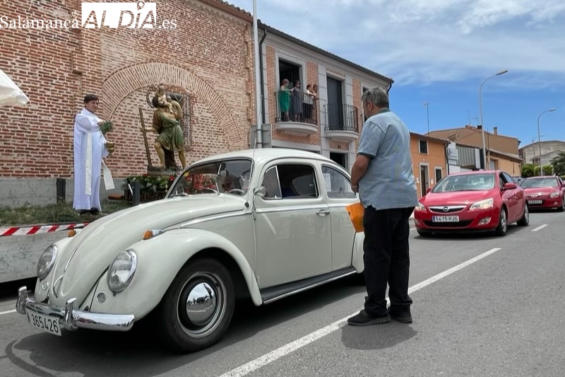 San Cristobal vuelve a las calles de Peñaranda bendiciendo a una multitud de vehículos entre un gran ambiente festivo