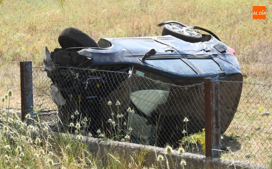 Vuelca un vehículo en la carretera de Cáceres tras perder el control y salirse de la calzada