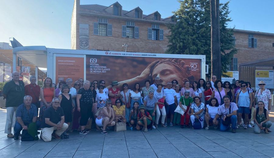 Los Amigos del Teatro viajan a Mérida con el autobús repleto a presenciar ‘Las Nubes’ 