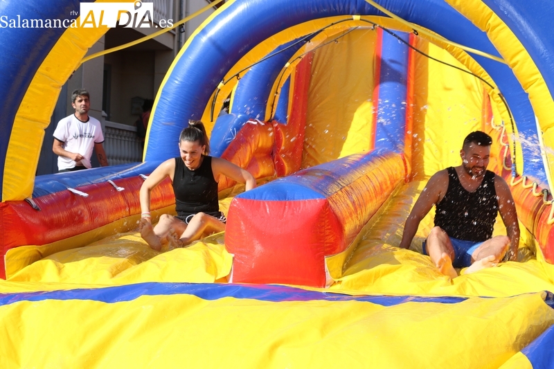 Pequeños y mayores disfrutan en Villasbuenas de un divertido tobogán acuático