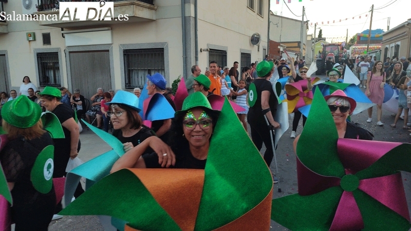 El desfile de peñas y carrozas, con el pregón, marcan el inicio de las fiestas en Boada
