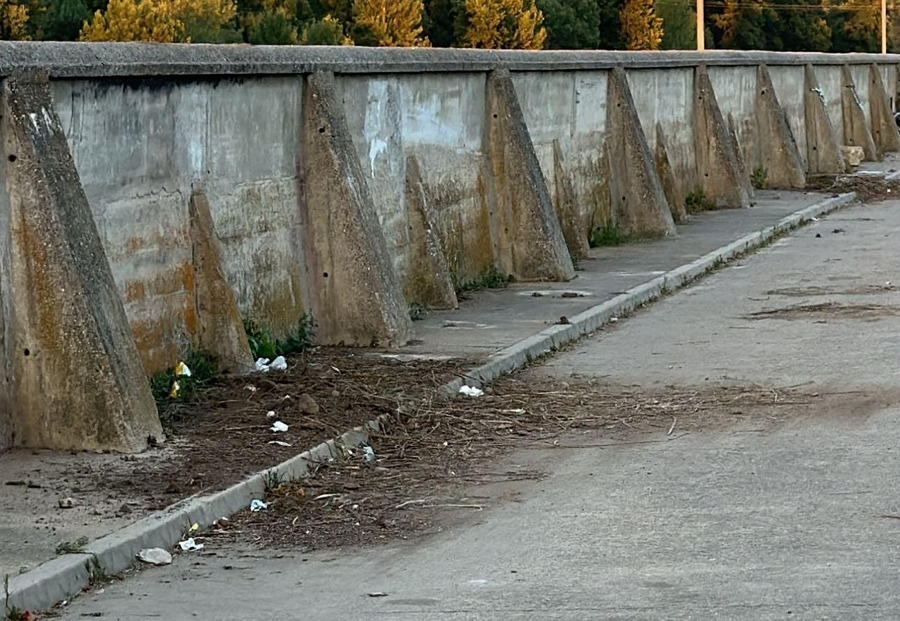 Denuncian la suciedad que ha quedado en la calle Muro tras la limpieza en la zona anexa