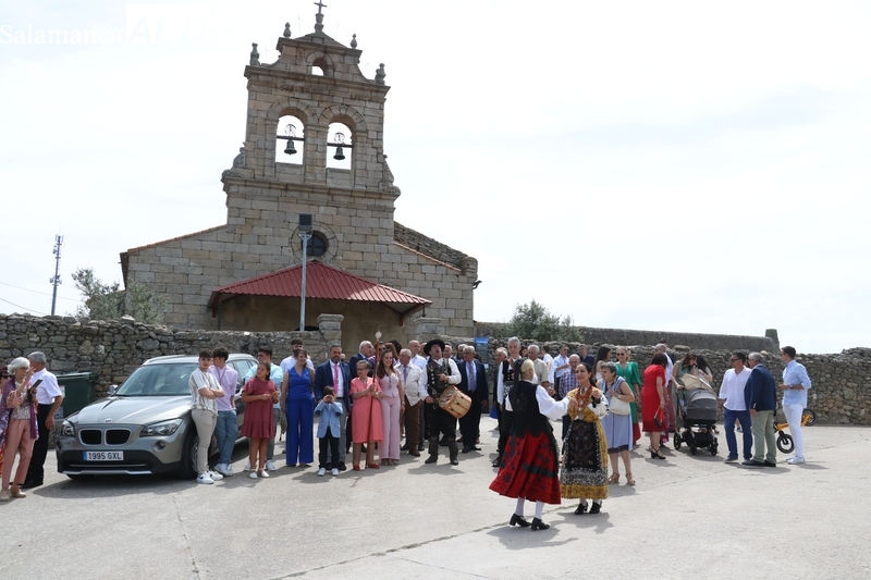 Candelas Martín ejerce como primera mujer mayordoma de San Cristóbal en Guadramiro