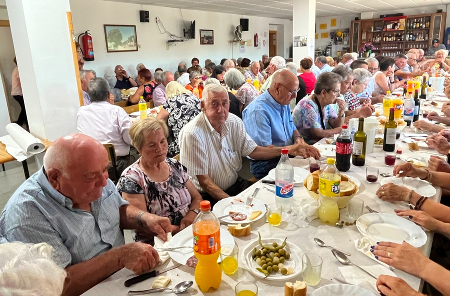 La Asociación El Tilero de Navasfrías reúne a sus socios en torno a la mesa