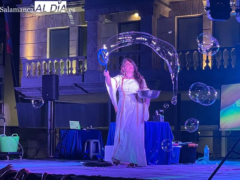 Guijuelo disfruta de una noche inolvidable de luces y pompas de jabón