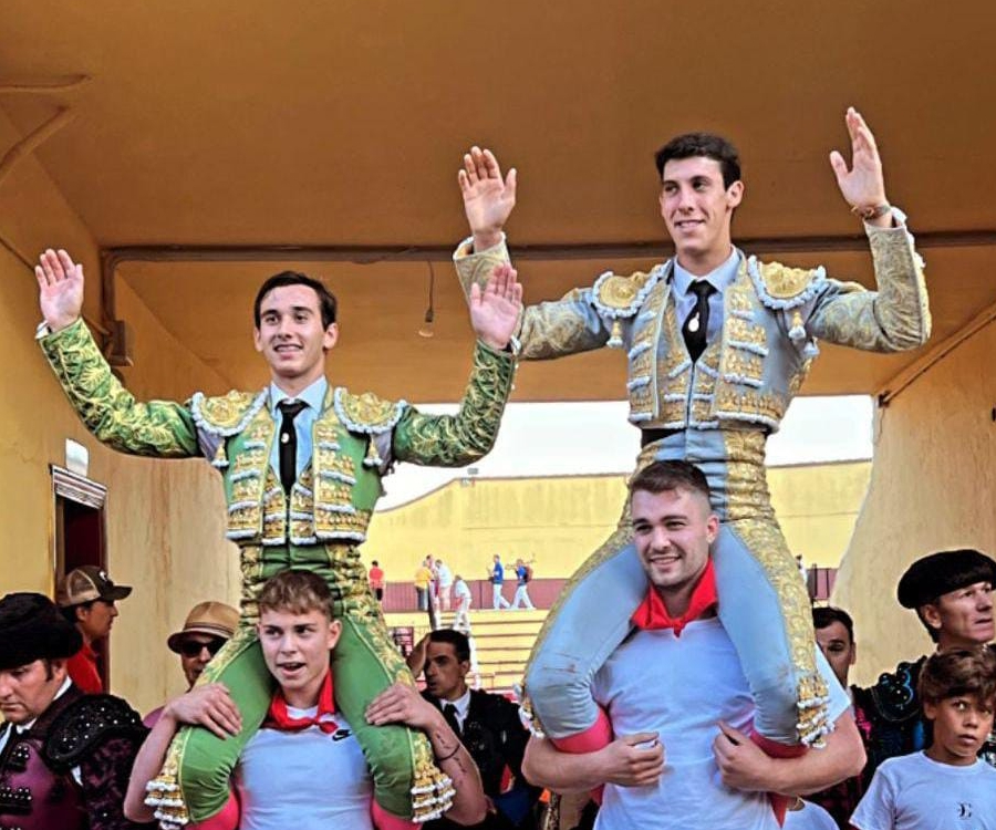 Ismael Martín por la Puerta Grande tras cortar tres orejas en Lodosa