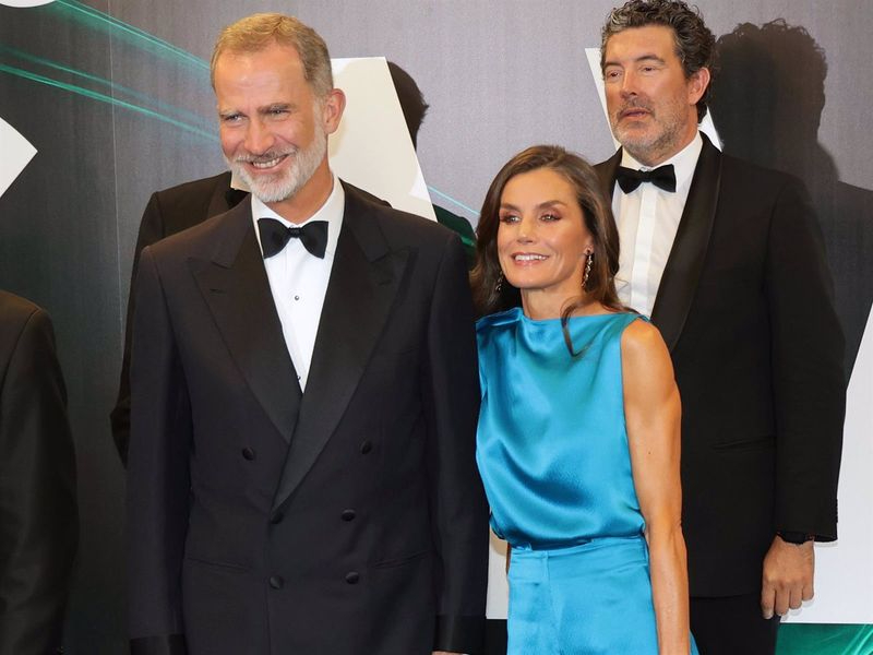La reina Letizia vuelve a sorprender con un look azul eléctrico