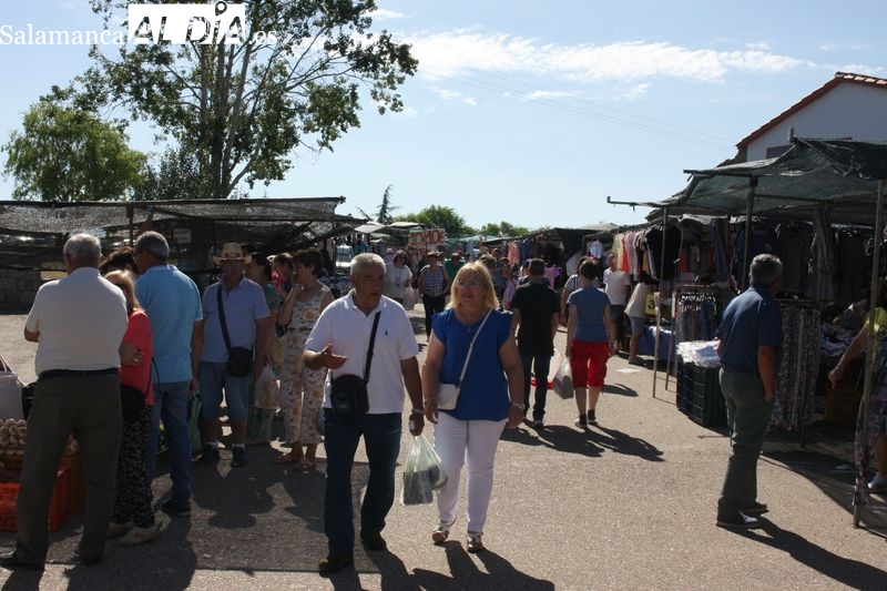 La entrada del verano y las vacaciones llenan de público el mercadillo de Trabanca