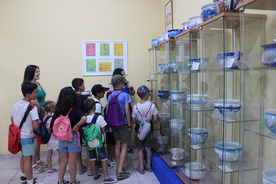 El Museo del Orinal recibe a los participantes en el campamento de Informática