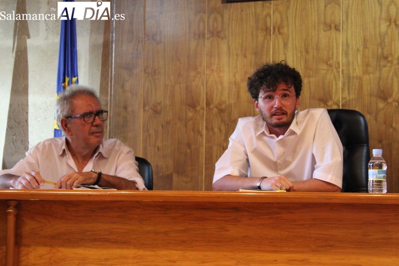 Pablo González presenta Escala de grises’ en un emotivo acto en el ayuntamiento