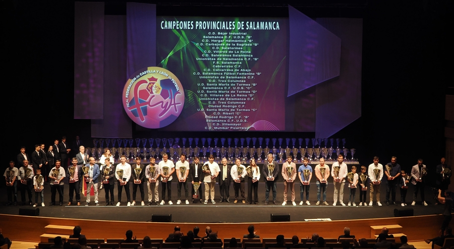 Los equipos campeones del III Columnas y el Ciudad Rodrigo CF reciben sus copas en Valladolid