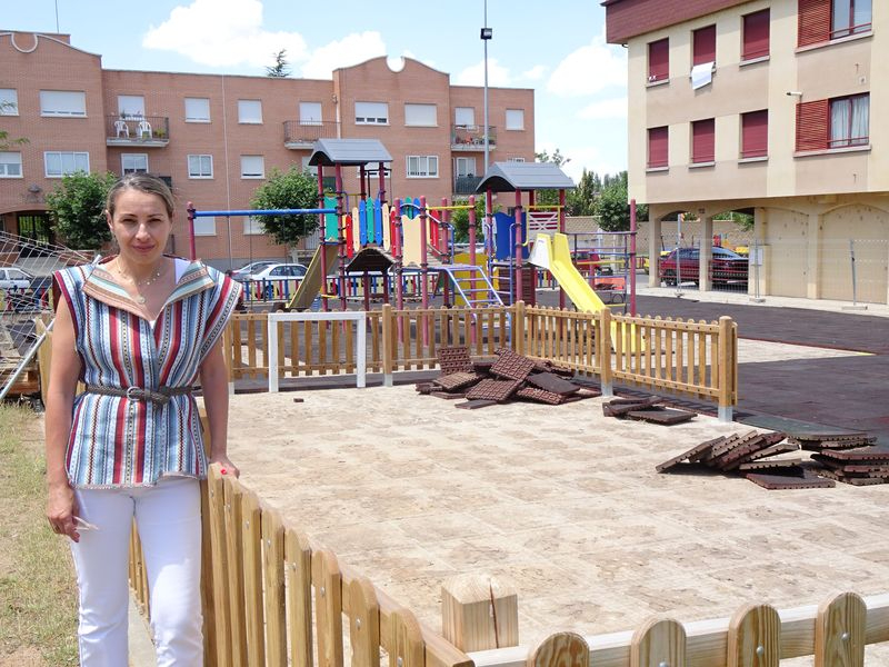 Santa Marta renueva el suelo añade nuevos elementos de juego al parque de la avenida Asturias