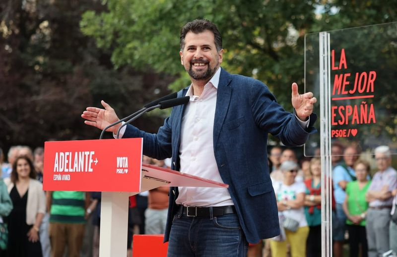 Tudanca cree que Feijóo está cerca de asaltar la Moncloa disfrazado de bisonte, por sus declaraciones sobre Correos