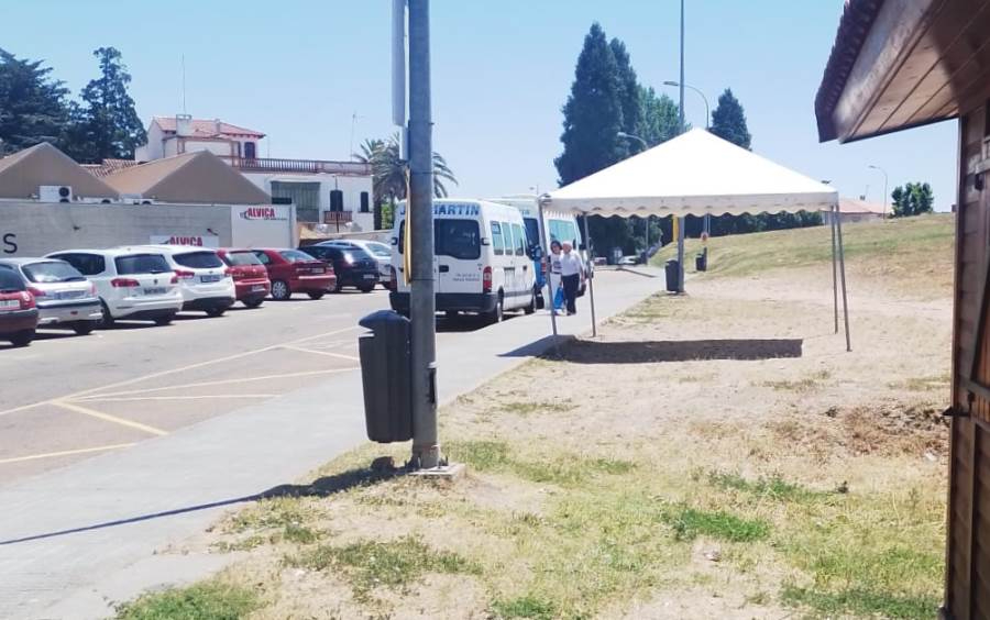 Reclaman asientos y más sombra para esperar el bus en la Avenida de Sefarad