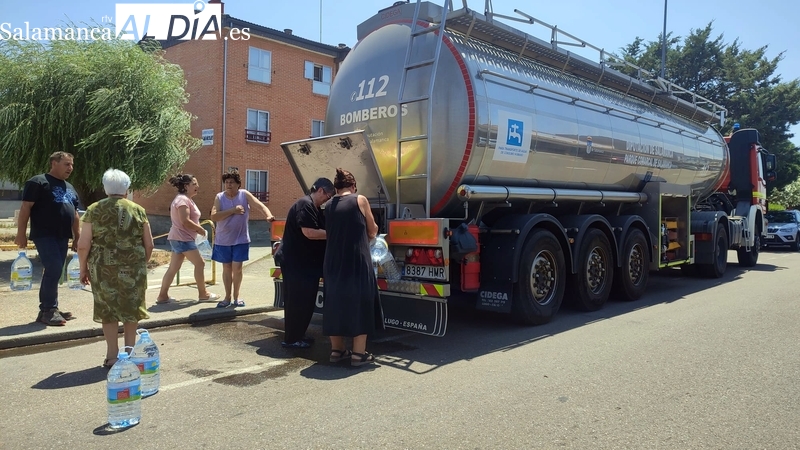 Un gran camión cisterna reparte agua potable entre los vecinos de Vitigudino
