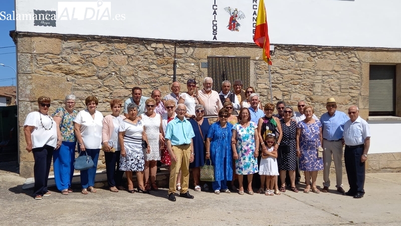 La Asociación de Mayores San Miguel Arcángel se viste de fiesta en Almendra por Santiago 