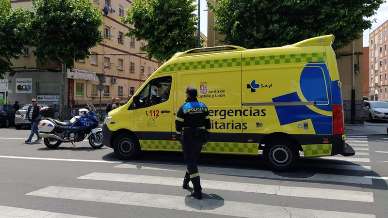 Un automóvil golpea a la conductora de un patinete eléctrico en Salamanca