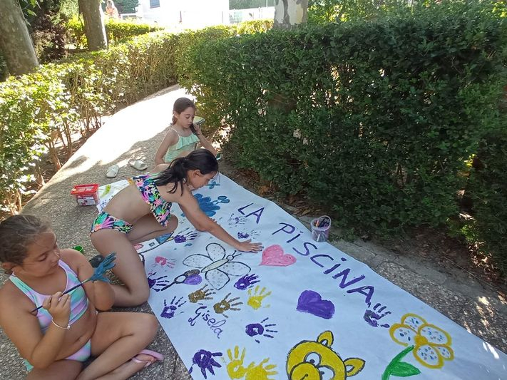 Los niños de El Encinar disfrutan de una tarde de bibliopiscina 