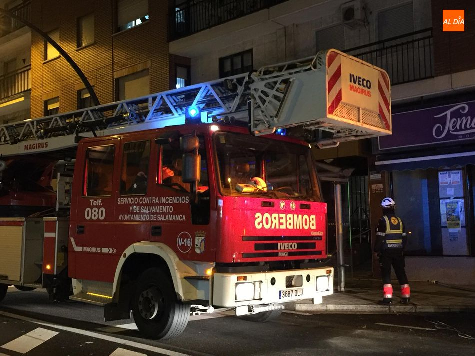 Dos incendios movilizan a los Bomberos en la madrugada salmantina
