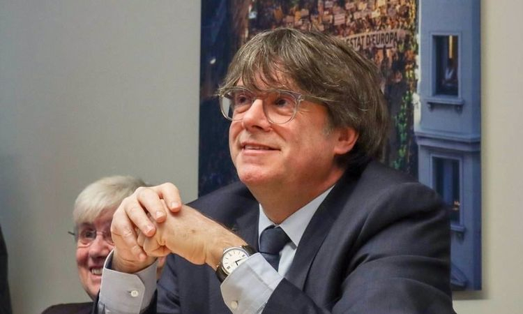 Puigdemont dice que miembros del PSOE le ofrecieron un indulto si se entregaba, después de un tiempo en prisión