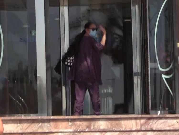 Isabel Pantoja llega al hospital para estar al lado de su hijo, Kiko Rivera, durante su paso por quirófano