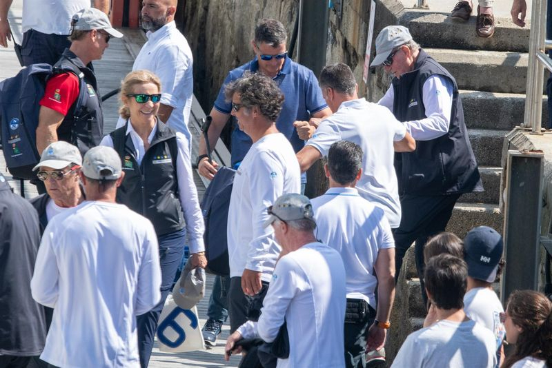 La infanta Elena acompaña a Juan Carlos I en su segundo día de navegación por la ría de Pontevedra