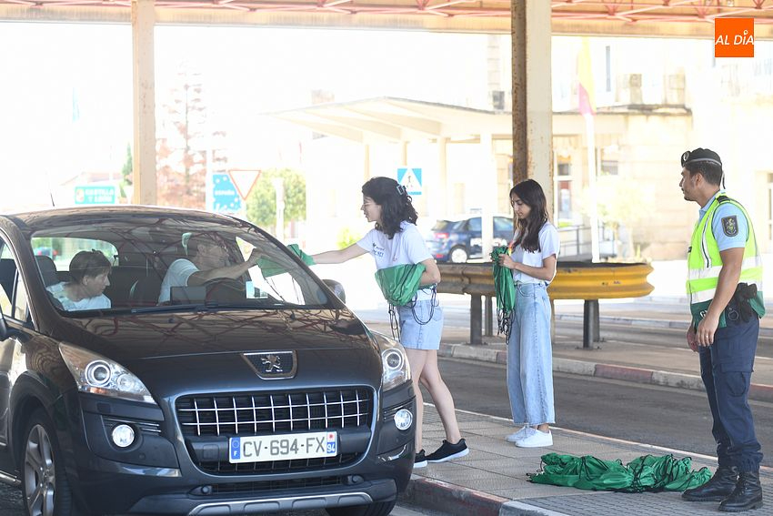 Voluntarios de la JMJ dan la bienvenida en las antiguas aduanas a los que entran en Portugal