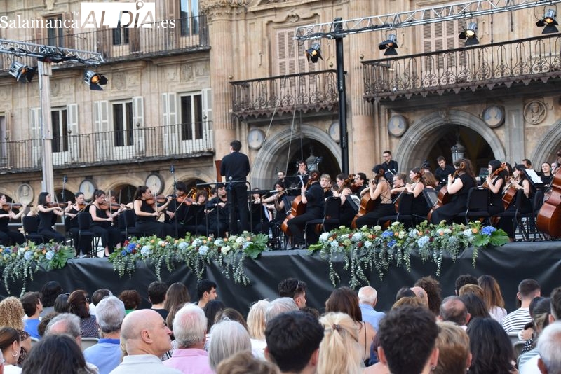 La Orquesta Sinfónica de Castilla y León Joven deleita a una Plaza Mayor repleta