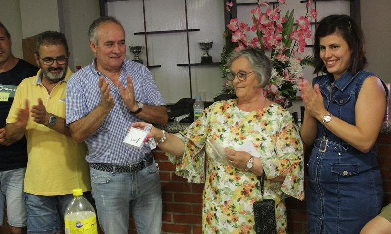 El Ayuntamiento de El Cubo de Don Sancho homenajea a Dolores García por su jubilación al frente del Hogar del Jubilado