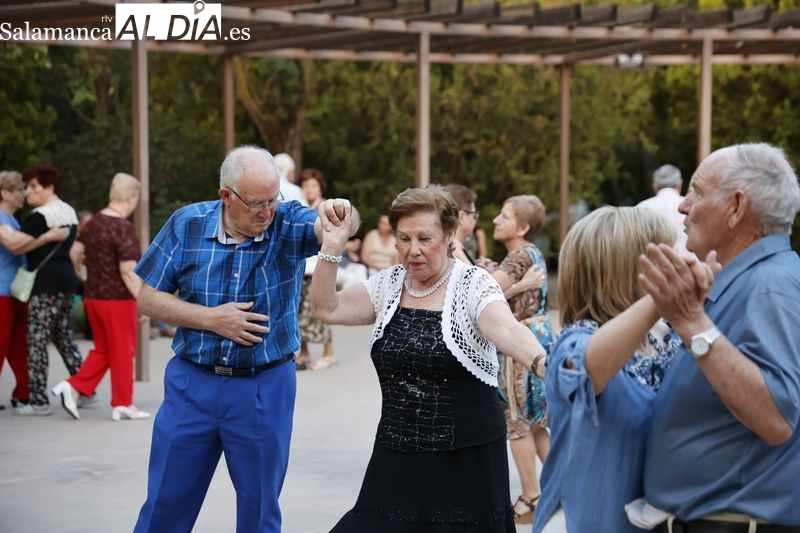 Ritmo y alegría de los mayores salmantinos en los Bailes de Verano