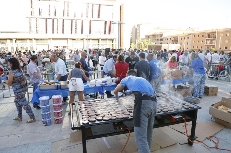 Los salmantinos hacen cola para disfrutar de hamburguesas gratis 