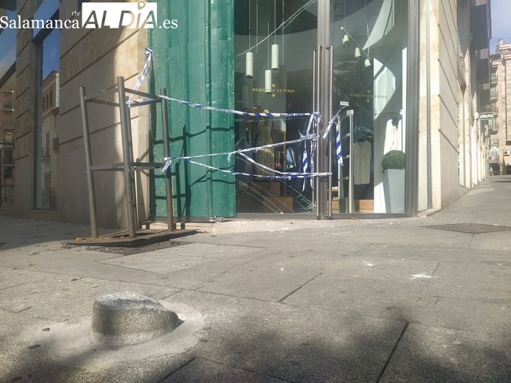 Un camión de basura se avería y, mientras lo cargan en la grúa, cae sobre una terraza y un local comercial  