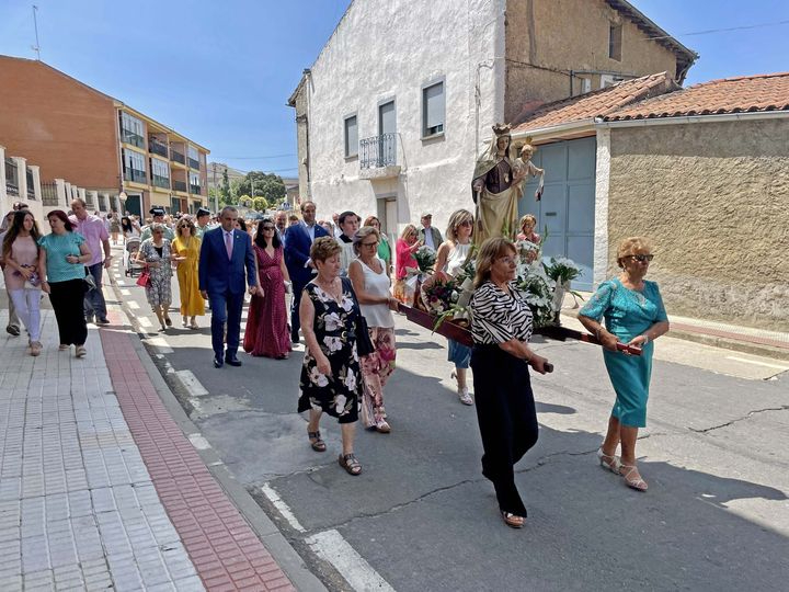 Campillo acompaña en procesión a la Virgen del Carmen