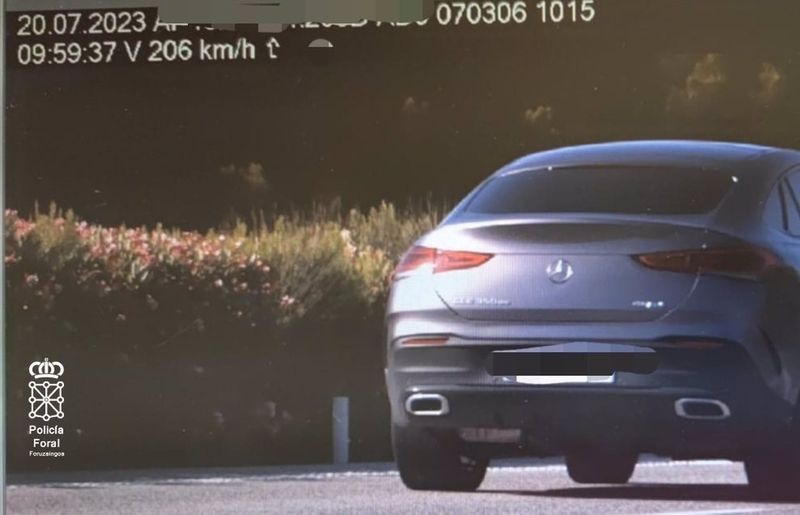 Denunciado un conductor de 73 años que circulaba a 206 km/h en Pamplona