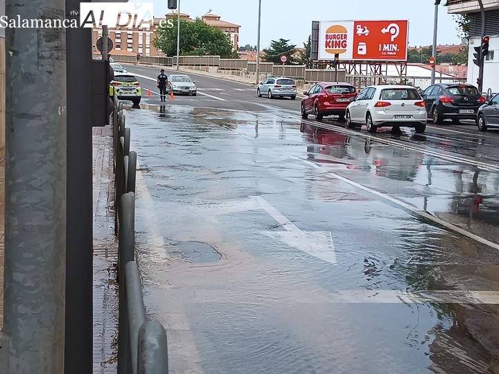 Un reventón en la calle Jamaica obliga a cortar un carril de la carretera