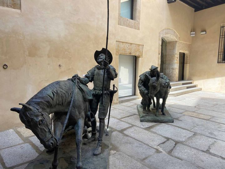 La exposición homenaje al pintor y escultor salmantino Fernando Mayoral en la Torre de los Anaya, todo un éxito