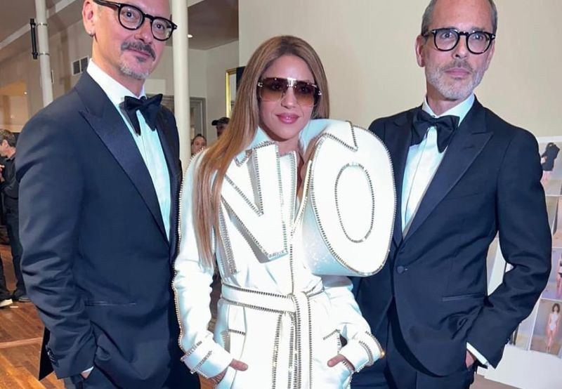 El impactante look de Shakira en París, con mensaje incluido, tras su tenso reencuentro con Gerard Piqué