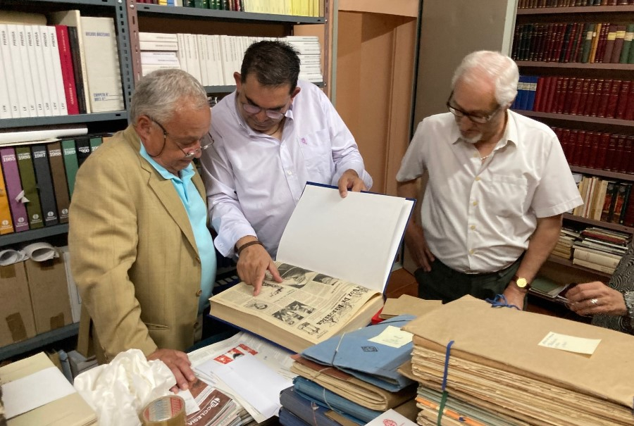 El consejero de Cultura se adentra en el Archivo Diocesano y en el del Seminario