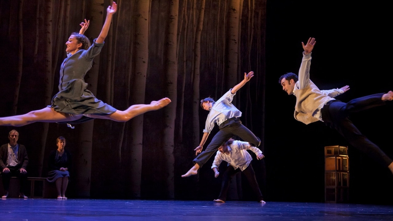 Monleras comienza su verano cultural con un espectáculo de teatro y danza en homenaje a Miguel Delibes