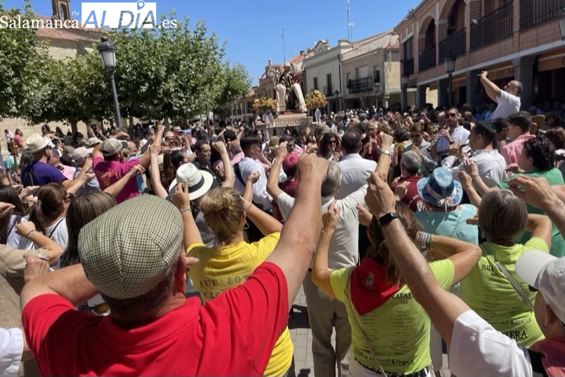 Una multitud de personas baila al son de la charrada en honor a San Roque en su histórica procesión