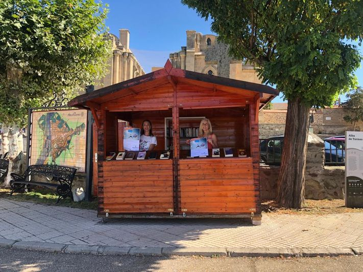 El Ayuntamiento instala una biblioteca libre en la caseta de la Plaza del Peregrino